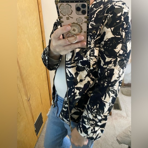 St John Black and White Floral Leaf Print Lightweight Cotton Jacket - Picture 8 of 11